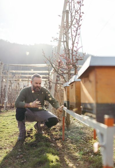 Hannes Felder Marth is explaining something