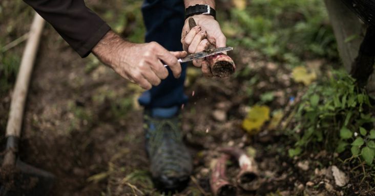 Hansjörg Stürz prepares a horn
